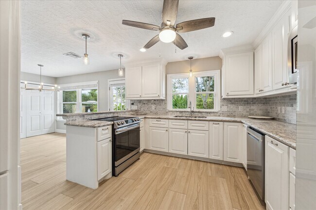 Building Photo - 205 W Bayou Dr