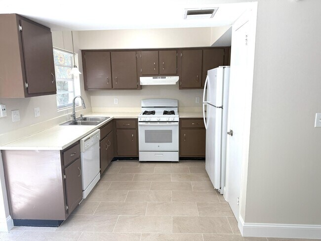 Building Photo - 333 NE Floresta Dr