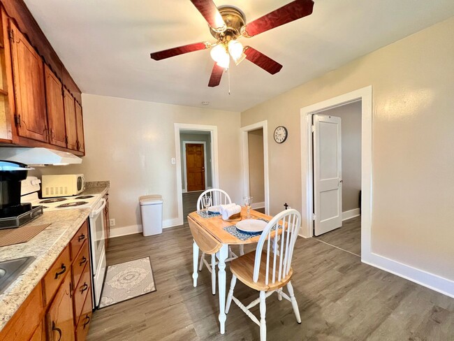 Foto del edificio - This adorable fully furnished 2 bedroom/1 ...