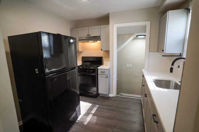 Building Photo - This beautifully updated 3-bedroom, 2-bath...