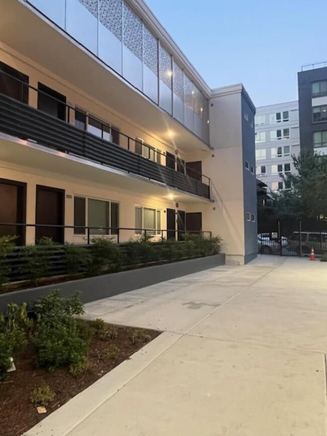 Building Photo - 1 bedroom in Seattle WA 98105