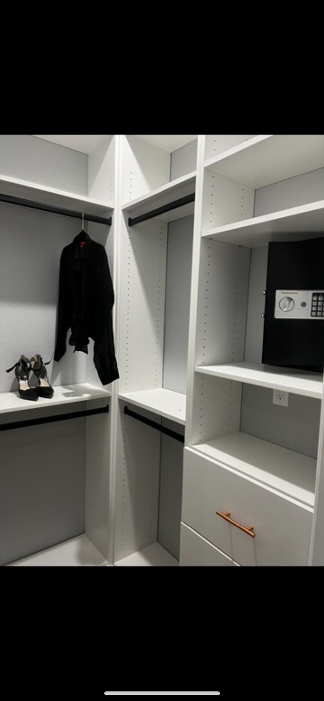 Armario del dormitorio principal con caja fuerte integrada - 312 Poinsetta Dr