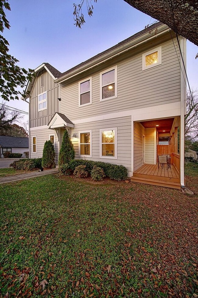 Building Photo - Don't miss this gorgeous 3BE/2.5BA in Desi...
