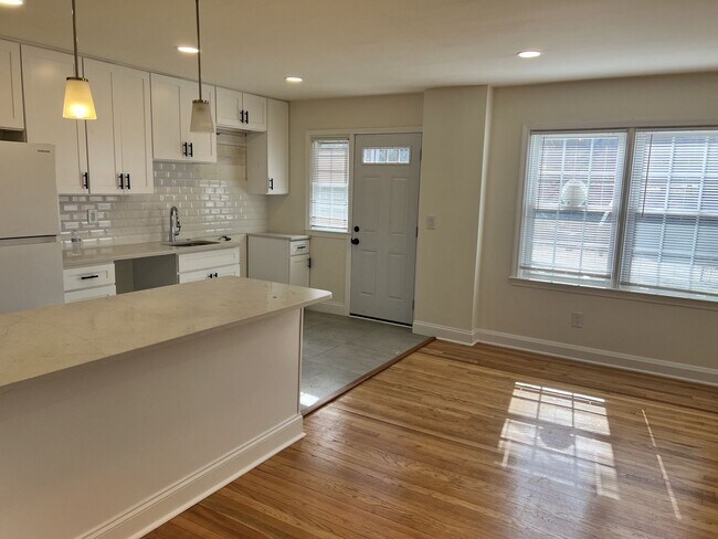 Foto del edificio - Stunning Updated 3BR/2BA Row Home in the Heart of Towson