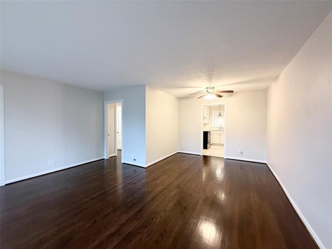 Foto del edificio - 1220 Chevy Chase Dr