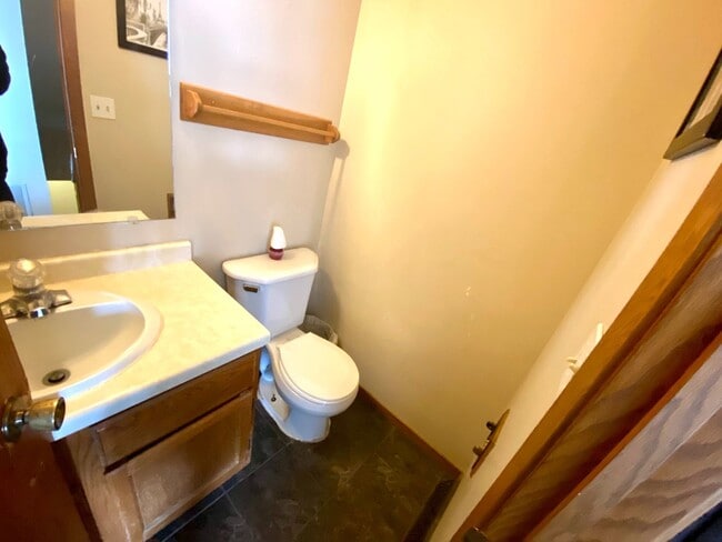 Building Photo - For Rent: Charming 3-Level Townhome in Qui...