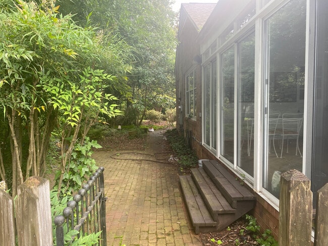 Building Photo - Room in House on Woodvale Dr
