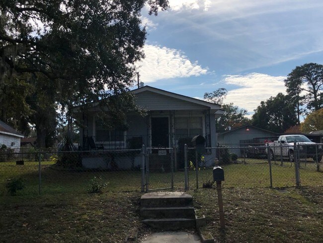 Building Photo - 2 Bed/1 Bath Single-Family Home For Rent