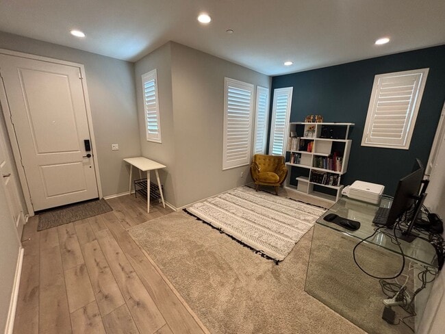 Foto del edificio - Spacious 3-Bedroom Home with Community Ame...
