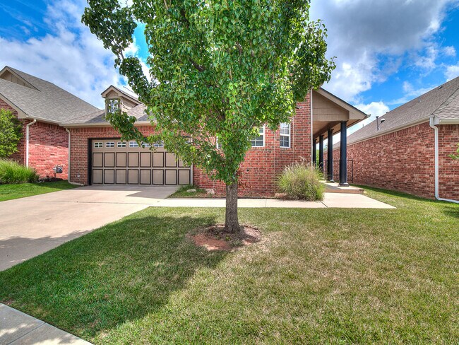 Foto del edificio - 2044 Sq. Ft. Home- Gated Community with a Pool/Club House-Edmond Schools- Lawn Care Included