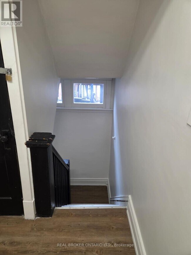 Building Photo - 983 Main St E