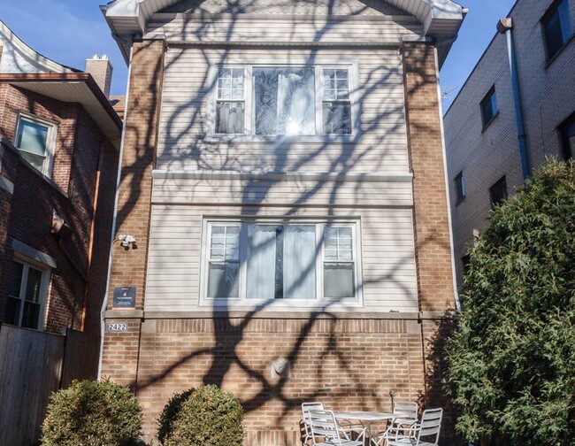 Building Photo - 2422 W Foster Ave