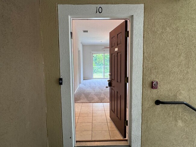 Foto del edificio - 6985 Ortega Woods Dr