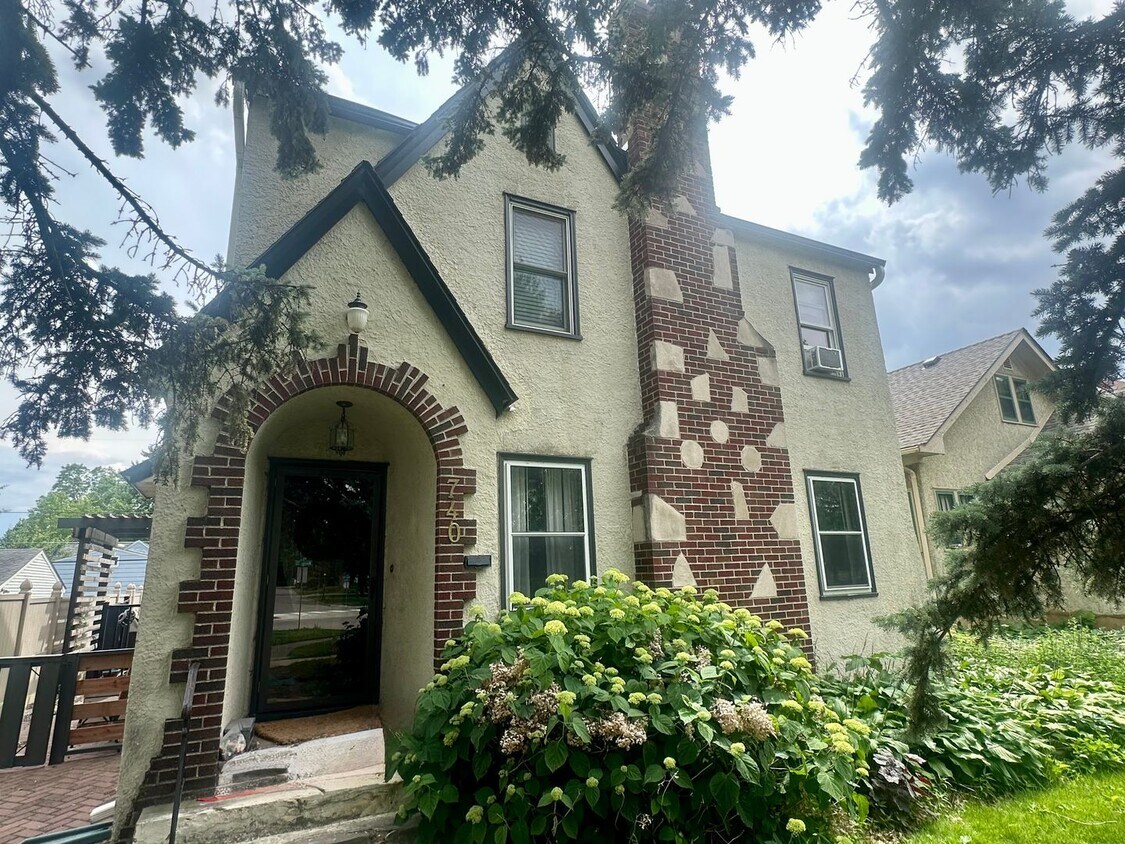 Foto principal - Gorgeous 3 Bedroom Single Family Home with...