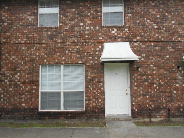 Building Photo - 202 Concord St