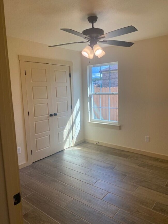 Foto del edificio - 2305 Bachelor Button Blvd