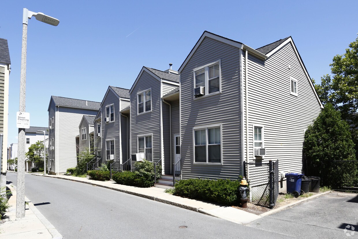 Foto del edificio - Father Walter J Martin Coop Homes
