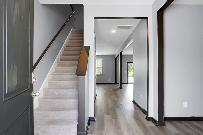 Building Photo - Spacious 6 BR, 3 Full BAs, 2 Car Garage Ho...