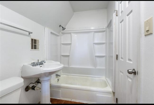 Building Photo - 112 Dewald Ln