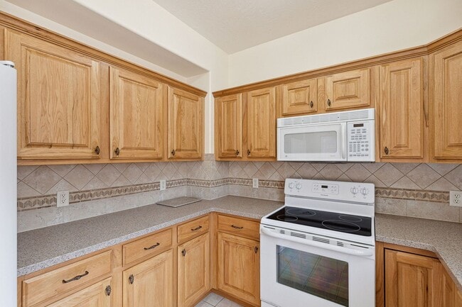 Building Photo - Spacious Sun-filled 3 bed 2.5 Bath Townhouse