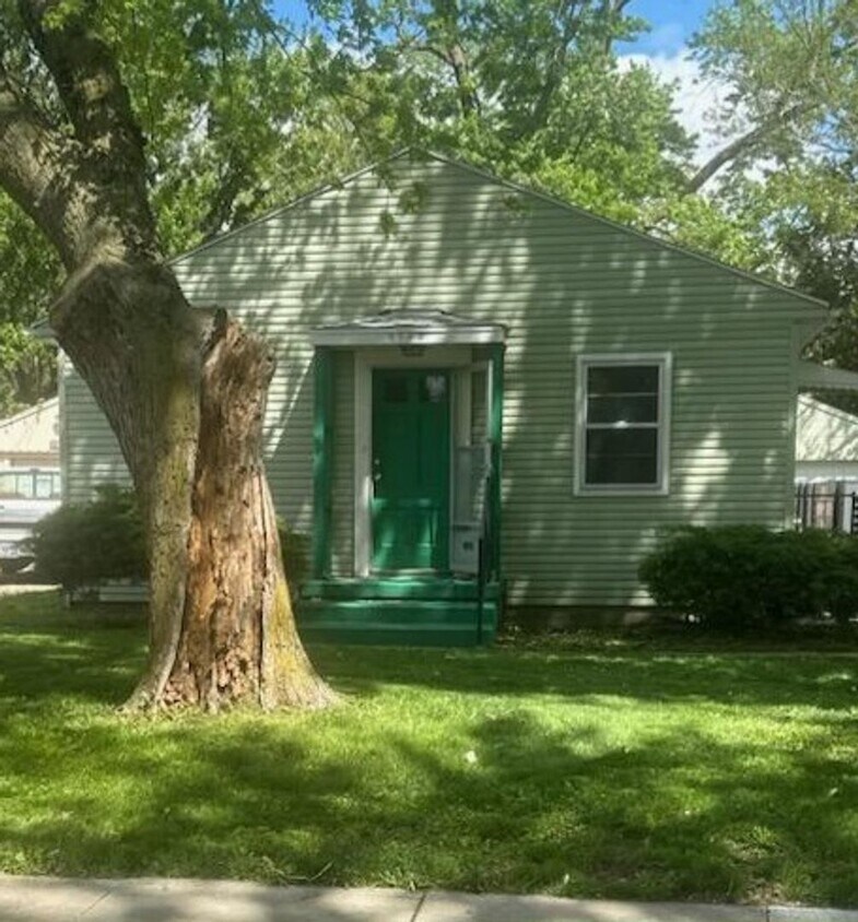 Primary Photo - Newly Updated Three Bedroom!
