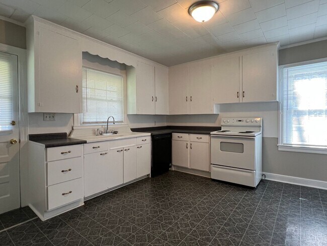 Foto del edificio - MOVE-IN READY!