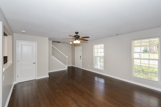 Foto del edificio - 7879 Rainey Dr