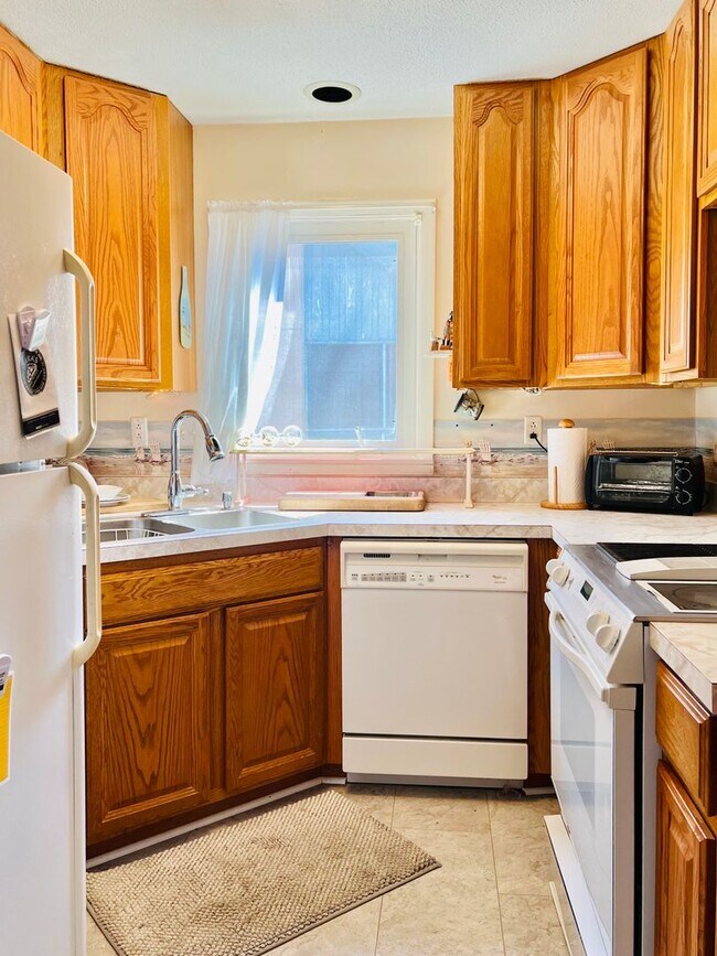Building Photo - 1 BR/1.5BA Condo in Sought After Gated Com...