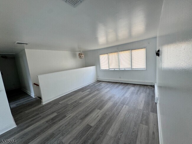 Building Photo - 37 Hazelview Ave
