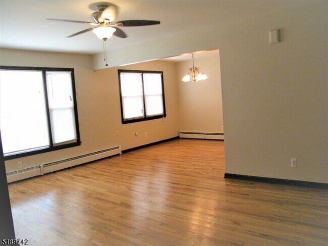 Foto del edificio - 219-221 Loomis St
