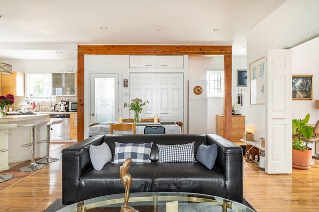 Building Photo - 938 21st Ave