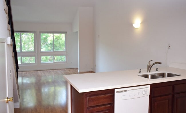 Foto del edificio - GRANTVILLE 1BR 1BA TOWNHOUSE - UPGRADED KITCHEN + BATH, AC, PET FRIENDLY, ASSIGNED PARKING, POOL,...