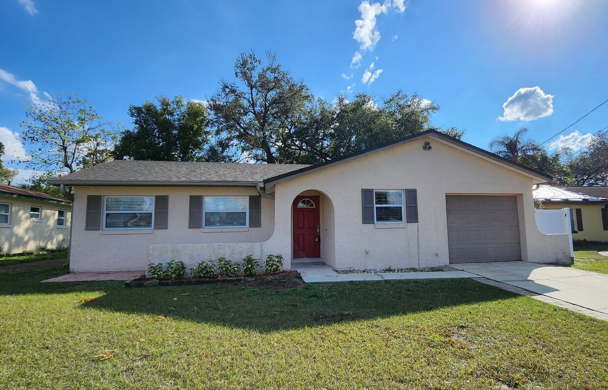 Primary Photo - Fantastic 2 bedroom home all tile floors a...