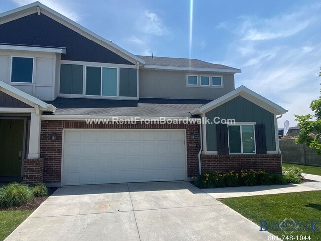 Building Photo - Amazing 4 Bed 3 Bath End Unit Townhome Wit...