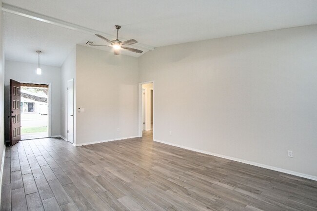 Foto del edificio - 501 Holly Hill Rd