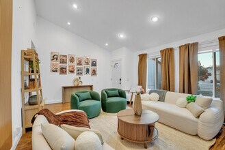 Building Photo - 5805 Silver Creek Valley Pl