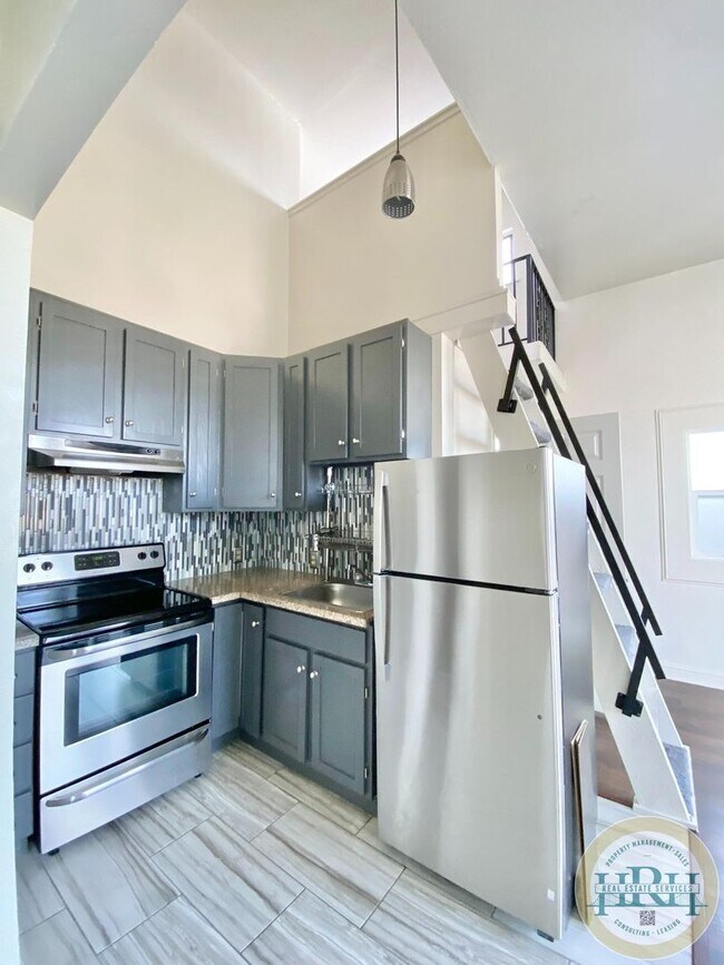 Foto del edificio - 818-820 Treat Avenue