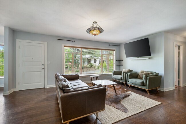 Foto del edificio - Remodeled Travis Heights Bungalow - 3 BR /...