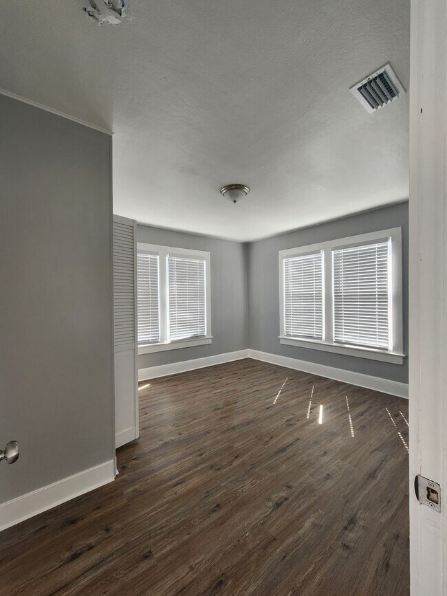 Foto del edificio - **UNDER NEW MANAGEMENT **   Renovated 2 Be...