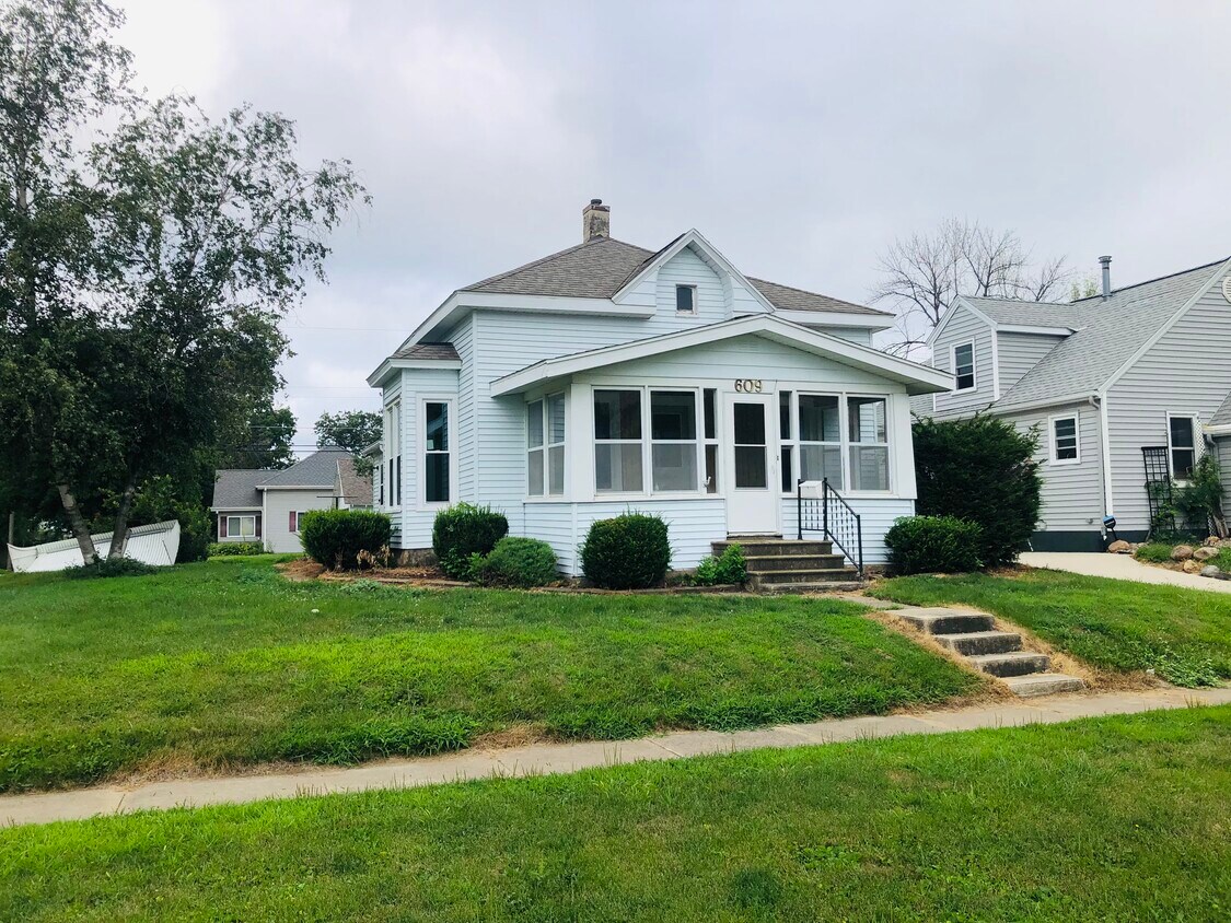 Primary Photo - 609 Blackhawk St