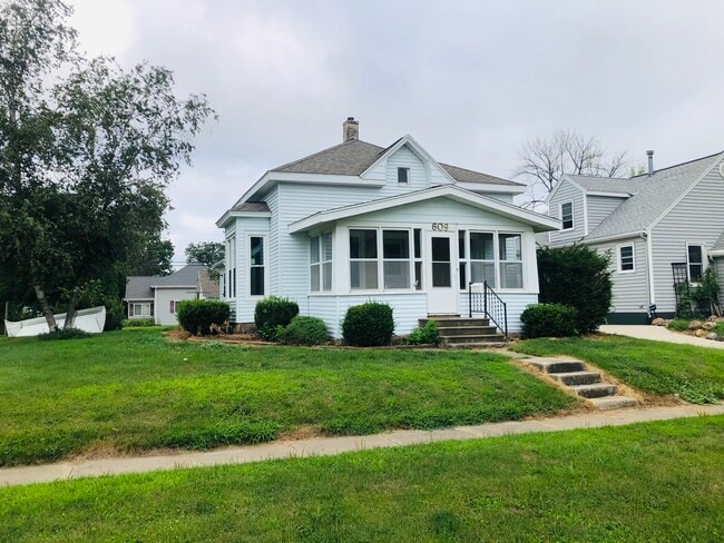 Building Photo - 609 Blackhawk St