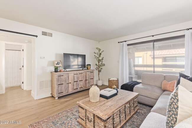 Foto del edificio - 3825 E Camelback Rd