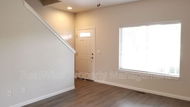 Building Photo - 1080 NW Redwood Ave