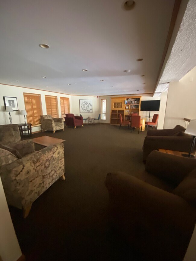 Foto del edificio - 4900 Overland Ave