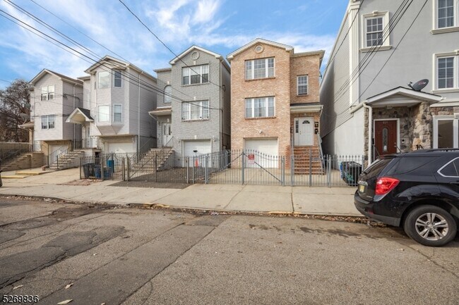 Building Photo - 652 4th St
