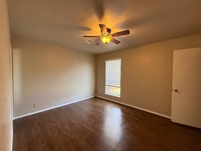 Building Photo - 1013 Mercury Cir