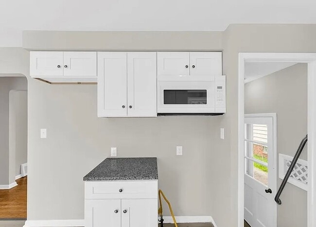 Building Photo - Update 3 Bed - Single Family