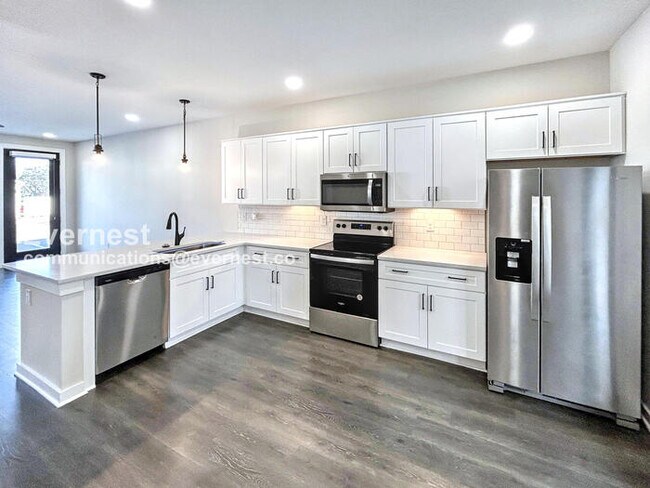 Building Photo - 2 Bed/2.5 Bath Townhome with Off-Street Parking / Pet-Friendly / Available Now!