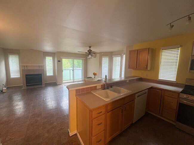 Building Photo - Bright, Spacious Townhome with Stylish Upgrades in Pinehurst/Roosevelt