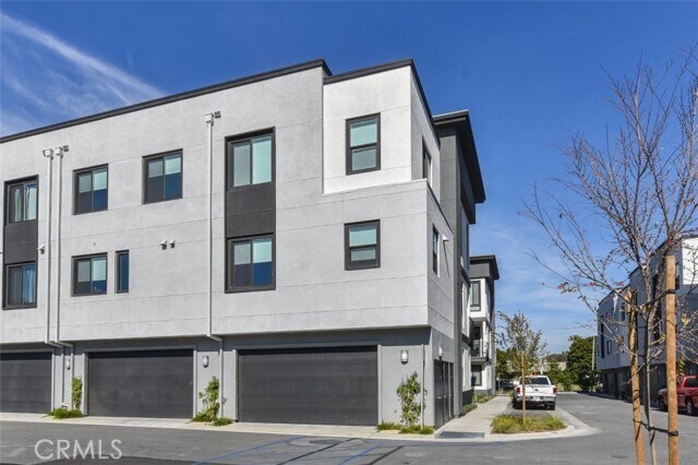 Building Photo - 130 Schick
